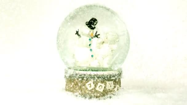 Neige tombant autour de boule de neige — Video