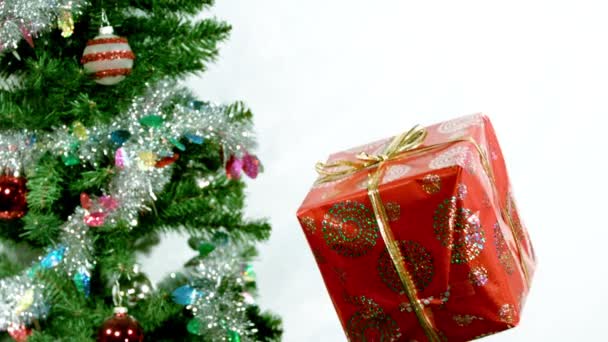 Крутящийся подарок на Рождество — стоковое видео