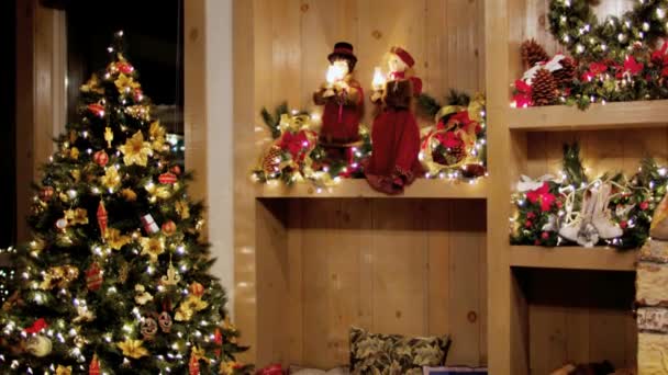 Inclinar a los regalos bajo el árbol de Navidad — Vídeos de Stock