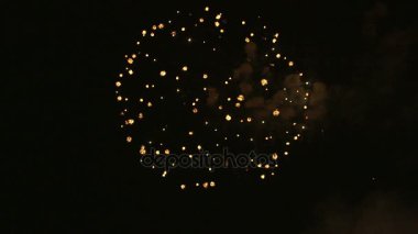 Gece gökyüzünde havai fişekler patlıyor