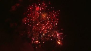 Gece gökyüzünde havai fişekler patlıyor