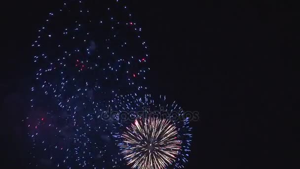 Fogos de artifício disparando simultaneamente — Vídeo de Stock