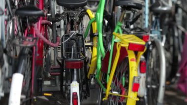 ana tren istasyonun dışında park etmiş Bisiklet