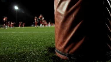 Dolly bir goalpost futbolcuların gece zaman maçtan önce ısınmak olarak arkasında