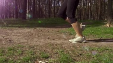 Kırsal bir yolda koşan ayaklar