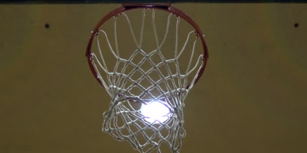 Basketbal geschoten onder hoepel — Stockvideo