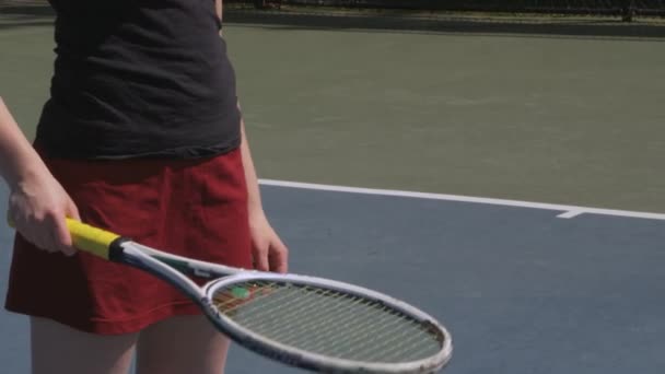 Saltando bola de tênis em raquete — Vídeo de Stock