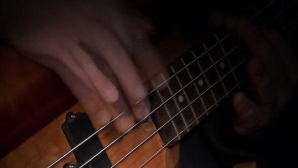Руки грають на бас-гітарі — стокове відео