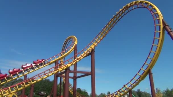Kolei ogromne roller coaster — Wideo stockowe
