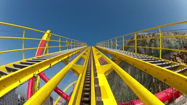 Eerste piek op een gele RollerCoaster — Stockvideo