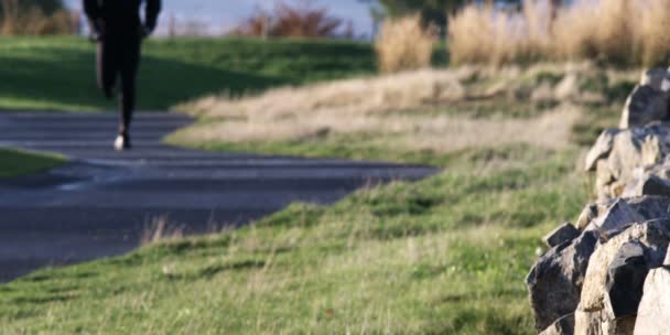 Hombre corriendo de pecho hacia abajo — Vídeos de Stock