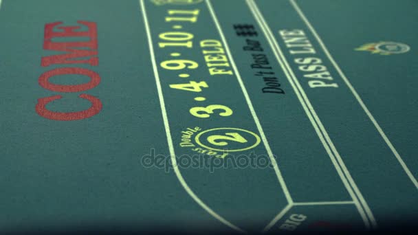 Würfeln auf Craps-Tisch und Schieben mit Stock — Stockvideo