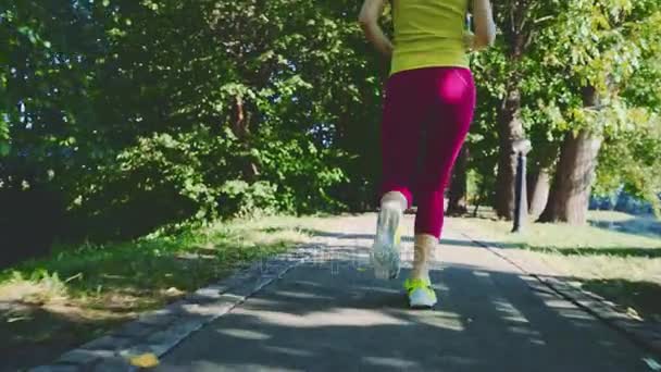 Löpare kvinna kör i park — Stockvideo