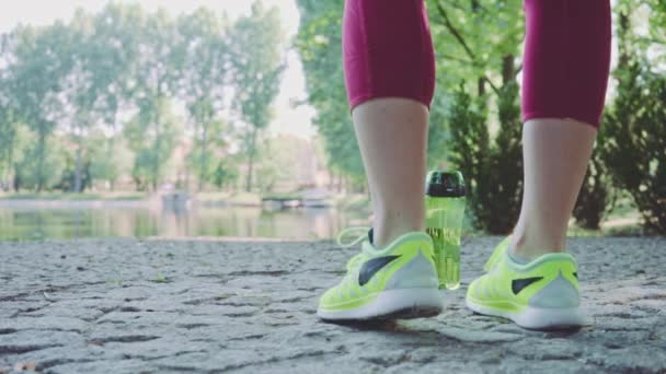 Loper vrouw uitgevoerd in park Rechtenvrije Stockvideo's