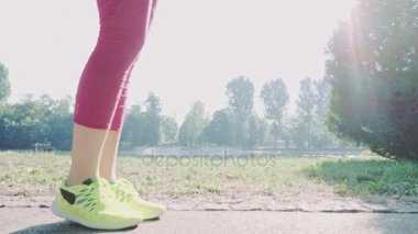 Runner kadın parkta çalıştıran