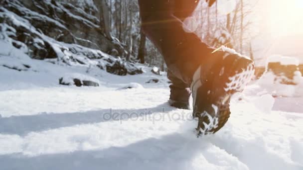 Turistika pěší noha kroky metrů sněhu — Stock video