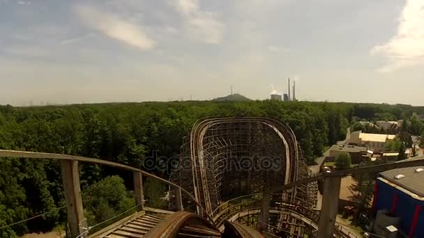 Przyspieszenie drewniany roller coaster ride Filmik Stockowy