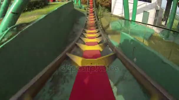 Kırmızı ve sarı lunapark treni büküm — Stok video