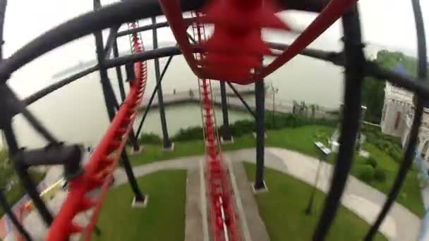 Vahşi roller coaster binmek — Stok video