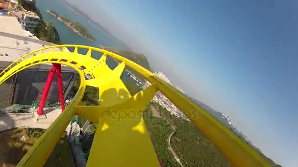 Początku żółty roller coaster — Wideo stockowe