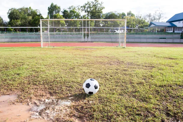 Pallone da calcio sul campo — Foto Stock