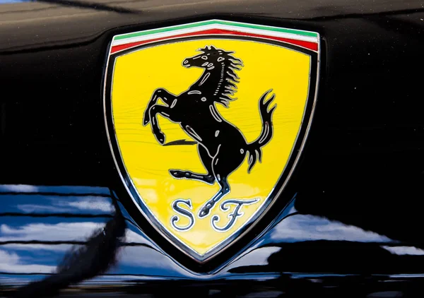 Logotipo de ferrari no carro esporte — Fotografia de Stock