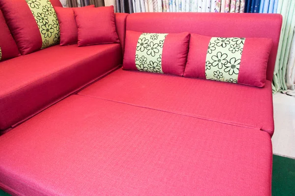 Червоний диван у вітальні — стокове фото