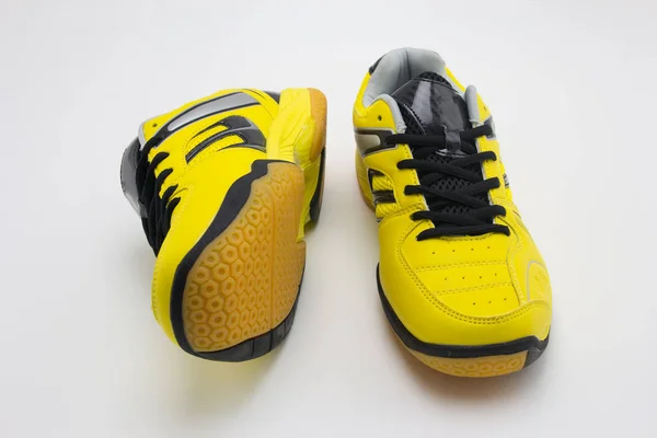 Sarı spor ayakkabı — Stok fotoğraf