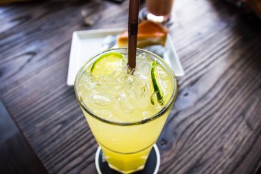 buz ile gazlı limonata 