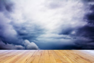 Strom bulut ahşap zemin ile