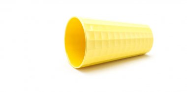 beyaz zemin üzerine plastik cam