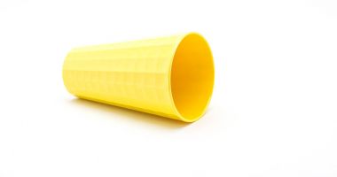 beyaz zemin üzerine plastik cam