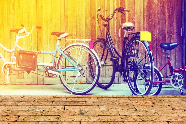 Винтажный велосипед на старинных деревянных — стоковое фото