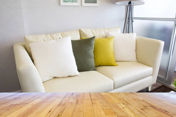 Современный интерьер с диваном — стоковое фото