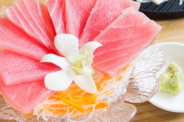 Ton balıklı sashimi plaka üzerinde