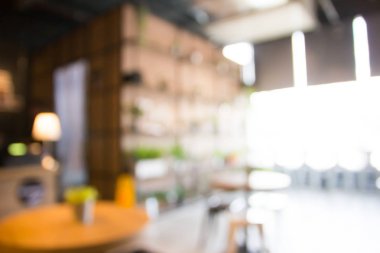 Kafenin arka planı bulanık. 