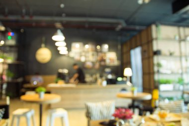 Kafenin arka planı bulanık. 