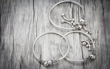 Ahşap arka plan üzerinde gümüş bilezik