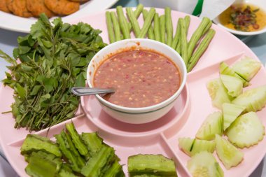 Karides Yapıştır biber sosu sebze ile servis yapın