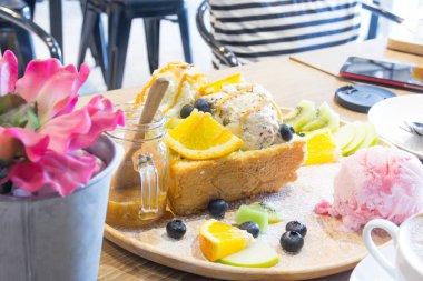 Bal tost ekmek pudding 