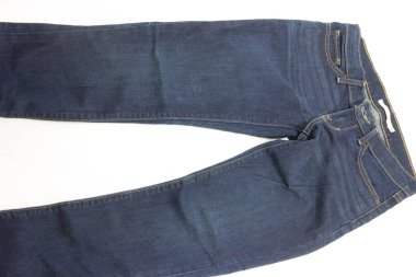 Beyaz arkaplanda mavi kot. 