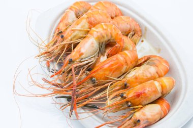 Plaka üzerinde dumanı tüten karides