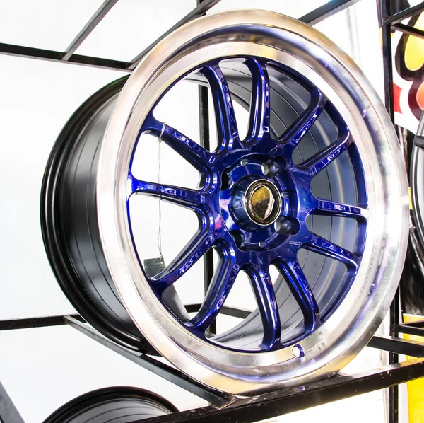 Alloy wheels in store — Stock Photo, Image