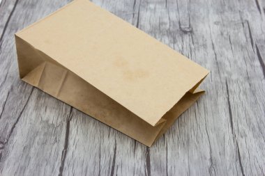 ahşap zemin zemin üzerine kahverengi kağıt torba geri dönüşüm