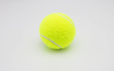 Beyaz arkaplanda tenis topu