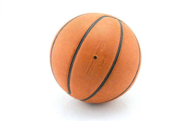Баскетбольний м'яч на білому тлі — стокове фото