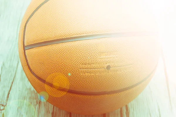 Bola de basquete sobre fundo de madeira — Fotografia de Stock