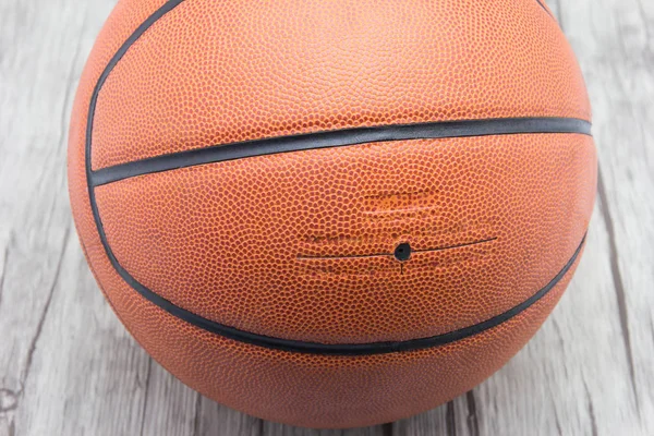 Bola de basquete sobre fundo de madeira — Fotografia de Stock