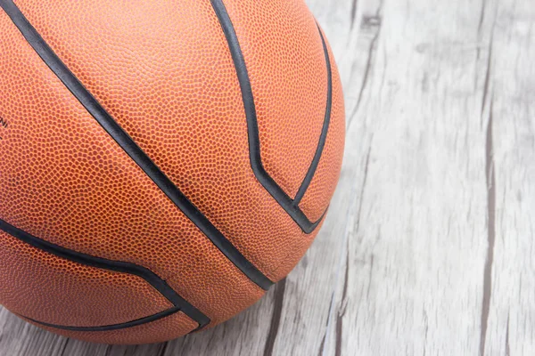 Bola de basquete sobre fundo de madeira — Fotografia de Stock