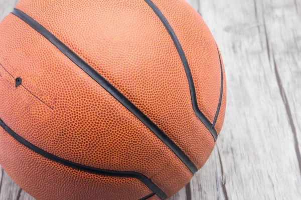 Bola de basquete sobre fundo de madeira — Fotografia de Stock